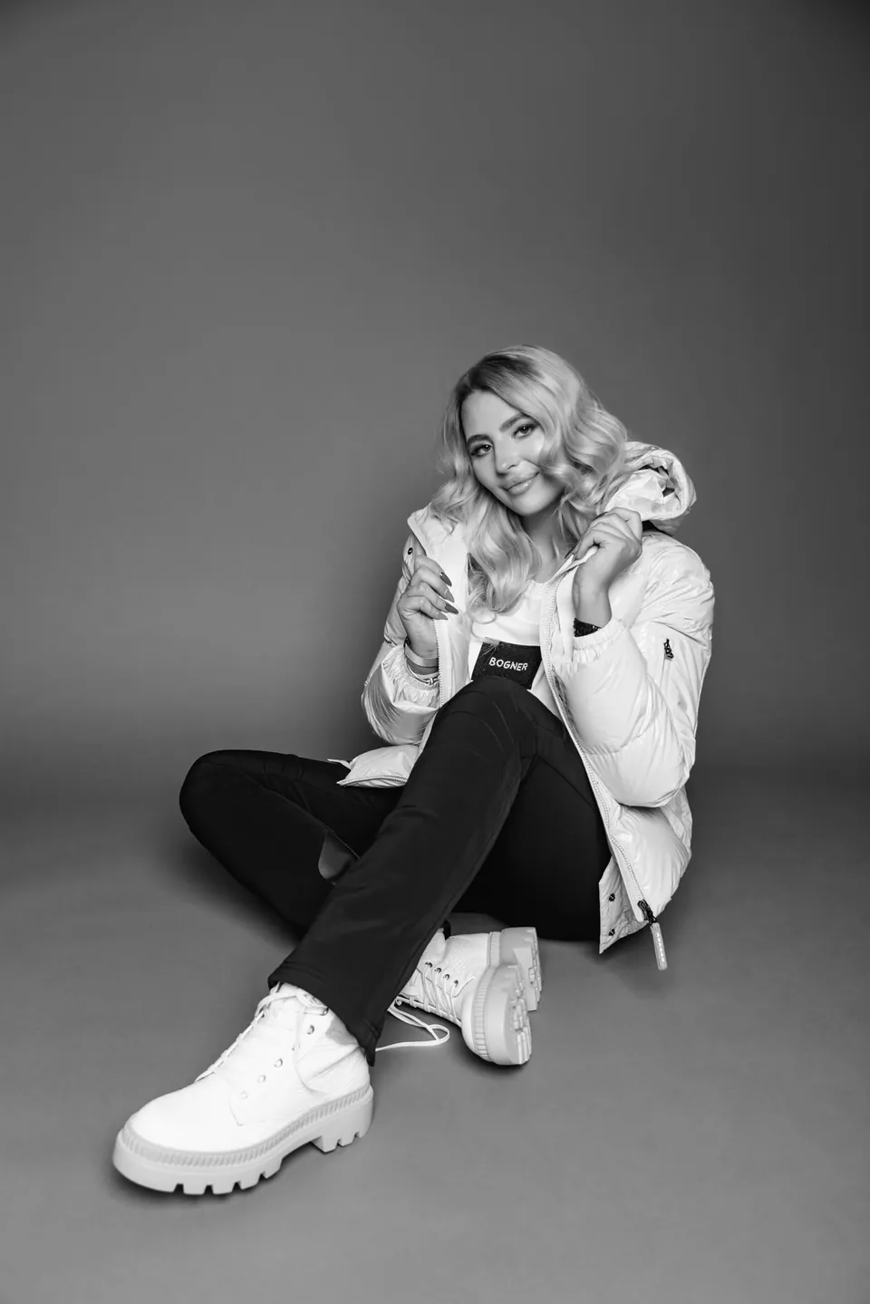 Tereza Tulcová, ateliérové focení v bílé bundě Bogner, snímek 8 z 10