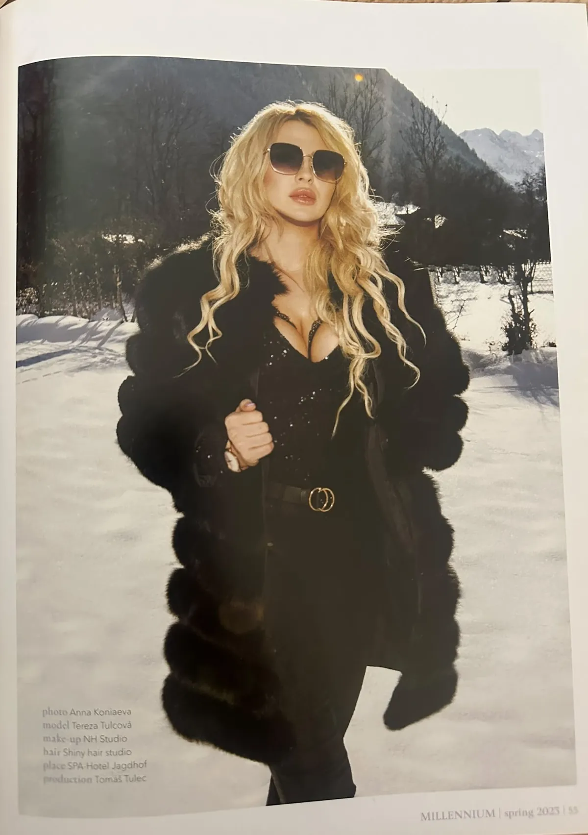 Strana 55 magazínu Millennium, jaro 2023, Tereza Tulcová v černém kožichu na sněhu